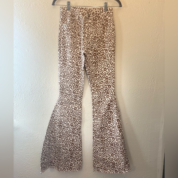 Women's SAINTS & HEARTS Beige White Cotton Blend Leopard Flare Jean Size 2 NWOT - Picture 4 of 9